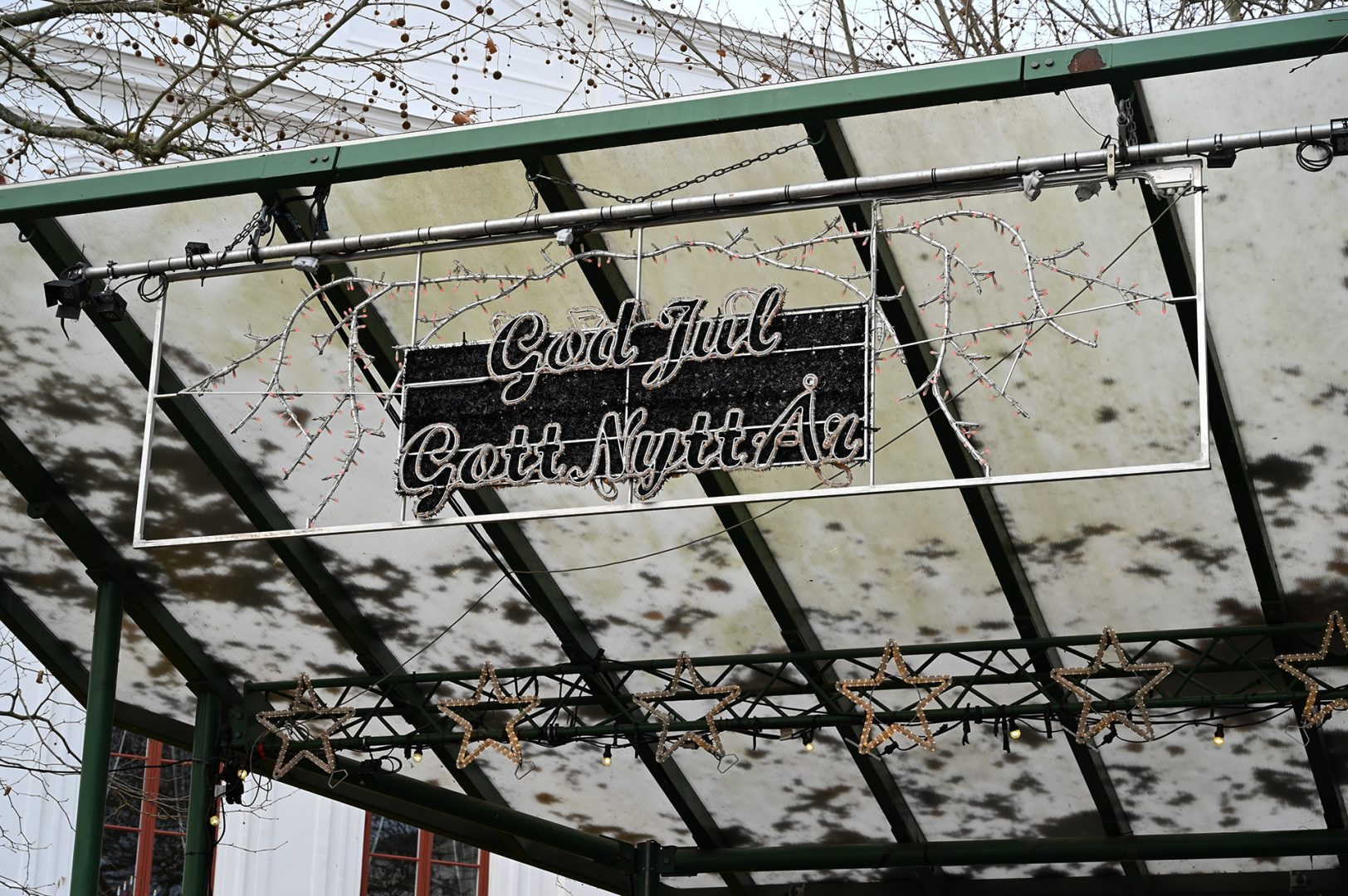 En skylt där det står God Jul och Gott nytt år hänger på scentaket vid larmtorget.