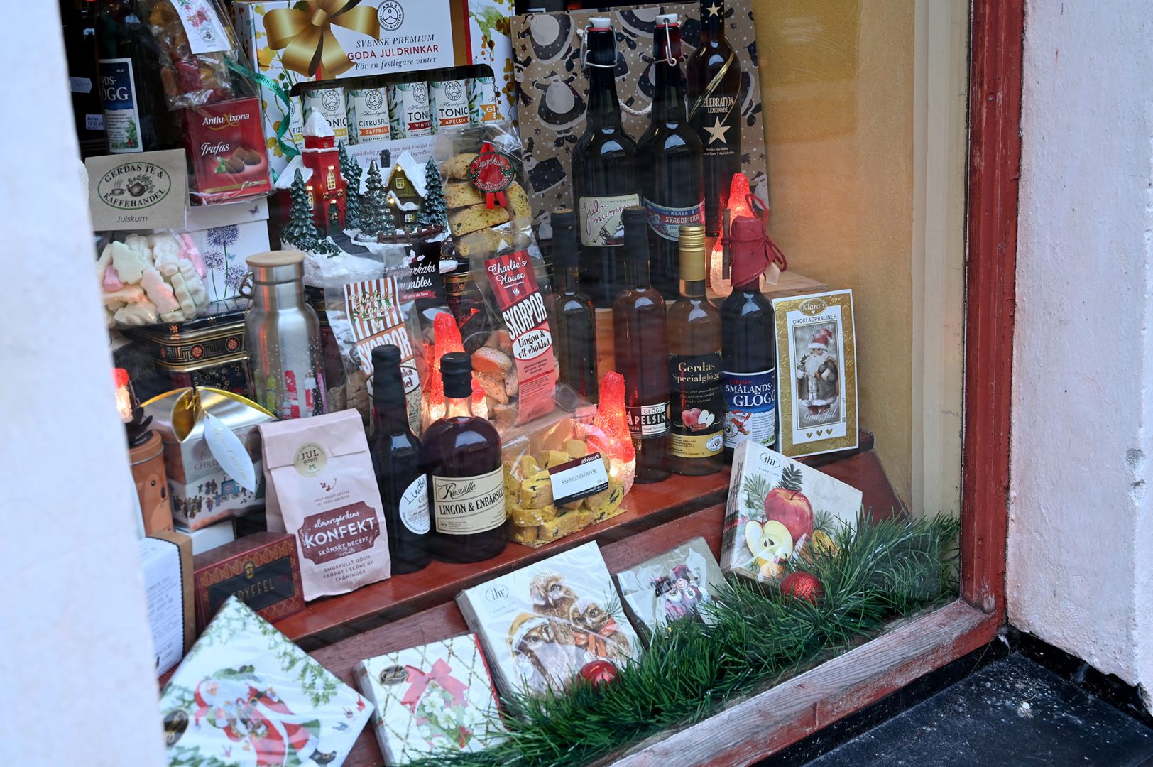 En skyltfönster med bland annat olika julprodukter, så som julgodis, julte och servetter
