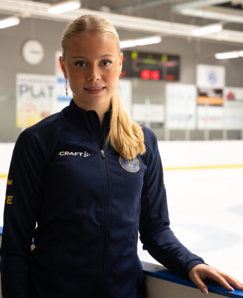 En blond tjej som heter Alice Westling står framför isen i en ishall.