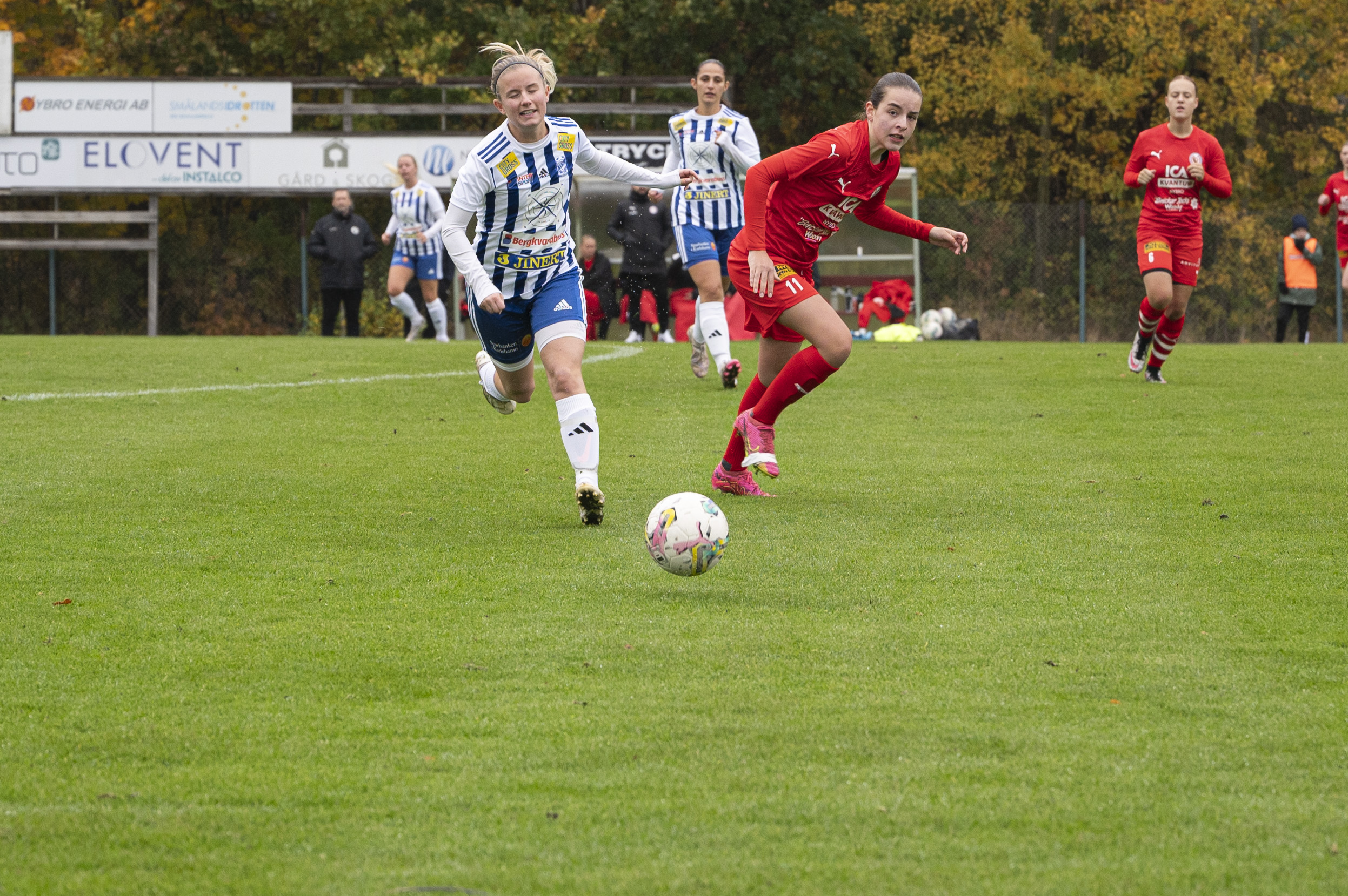 Carolina Berntsson från IFK Karlshamn och Katrin Belamendia Rantzer från Madesjö IF tävlar om bollen på Madesjövallen. Foto: Kajsa Sjöberg.
