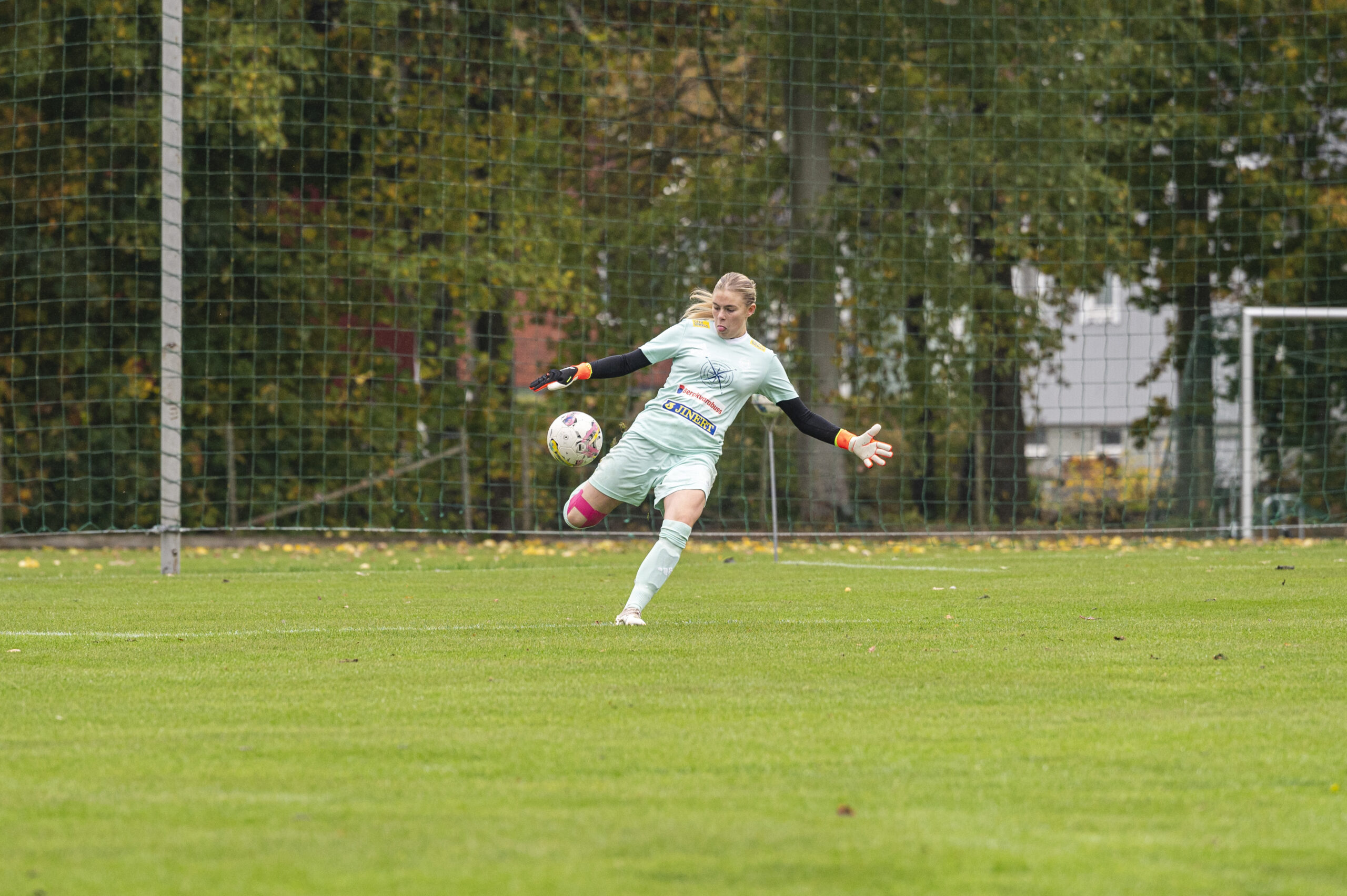 IFK Karlshamns målvakt Thea Grüner gör en utspark på Madesjövallen. Foto: Kajsa Sjöberg.