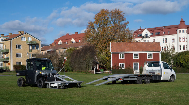 En golfbil med mätinstrument kör över gräsplätten som utgör Gullbrandssonska lyckan