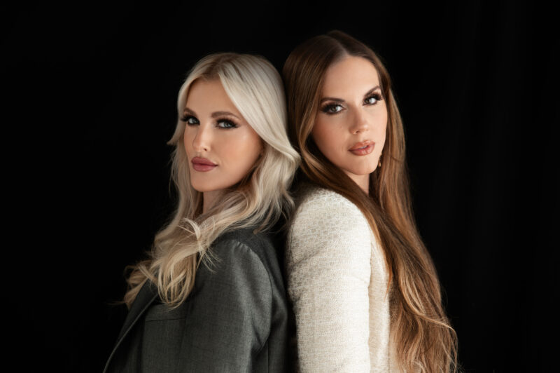 Bilden föreställer Linn Ek och Jenny Borg framför en svart bakgrund.