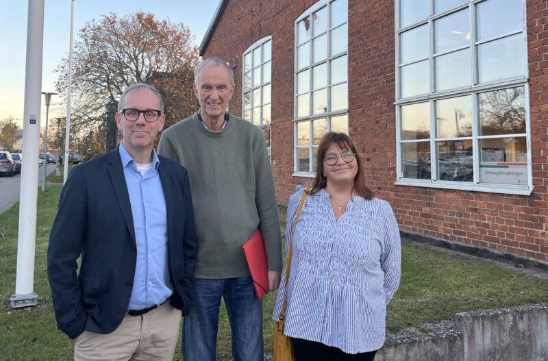 Michael Ländin (S), Bengt Thörnblad (C) och Maria Persson-Engman (V) står uppradade utanför omsorgsförvaltningen.