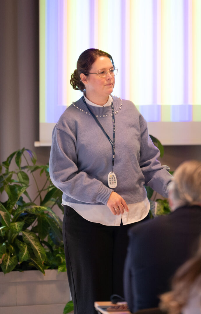 Moderaternas Hanne Lindqvist ser bekymrad ut från podiet.