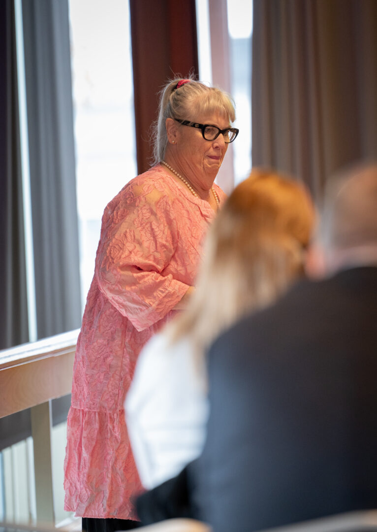 Moderaternas Susanne Eliasson påväg upp till podiet.