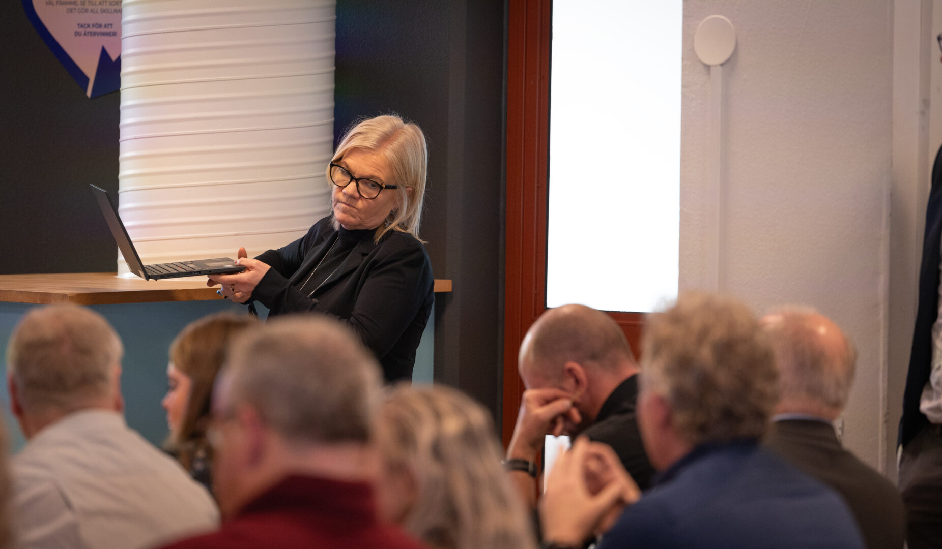 Vänsterpartiets Liselotte Ross ser bestämd ut när hon ger sin syn på saken.