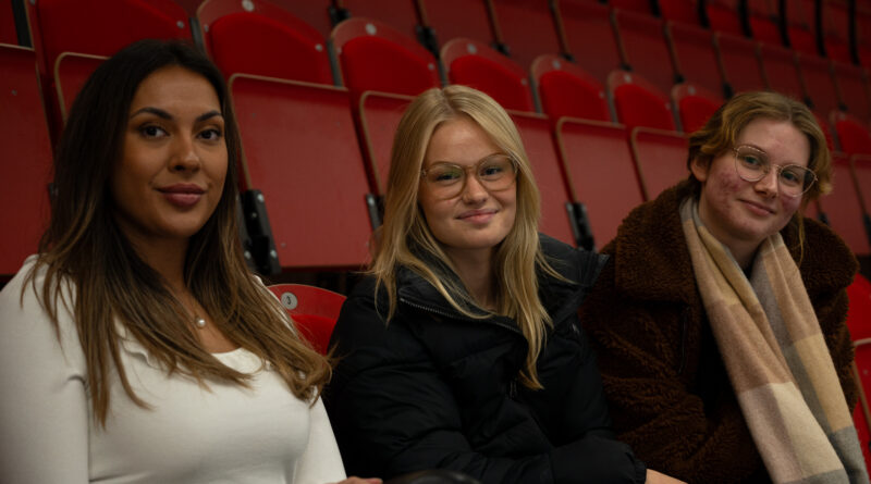 Bild på studenter på läktaren i Hatstore Arena.