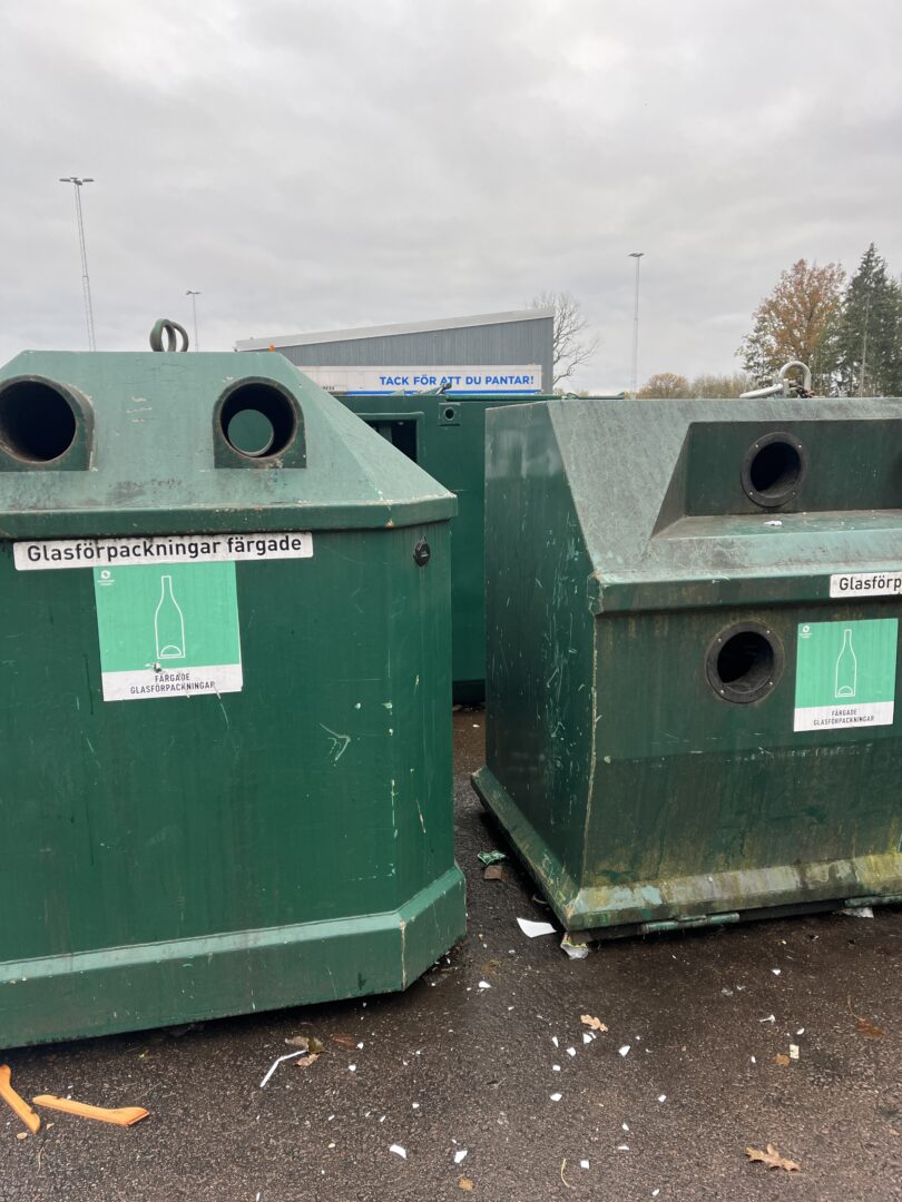 Två containrar.