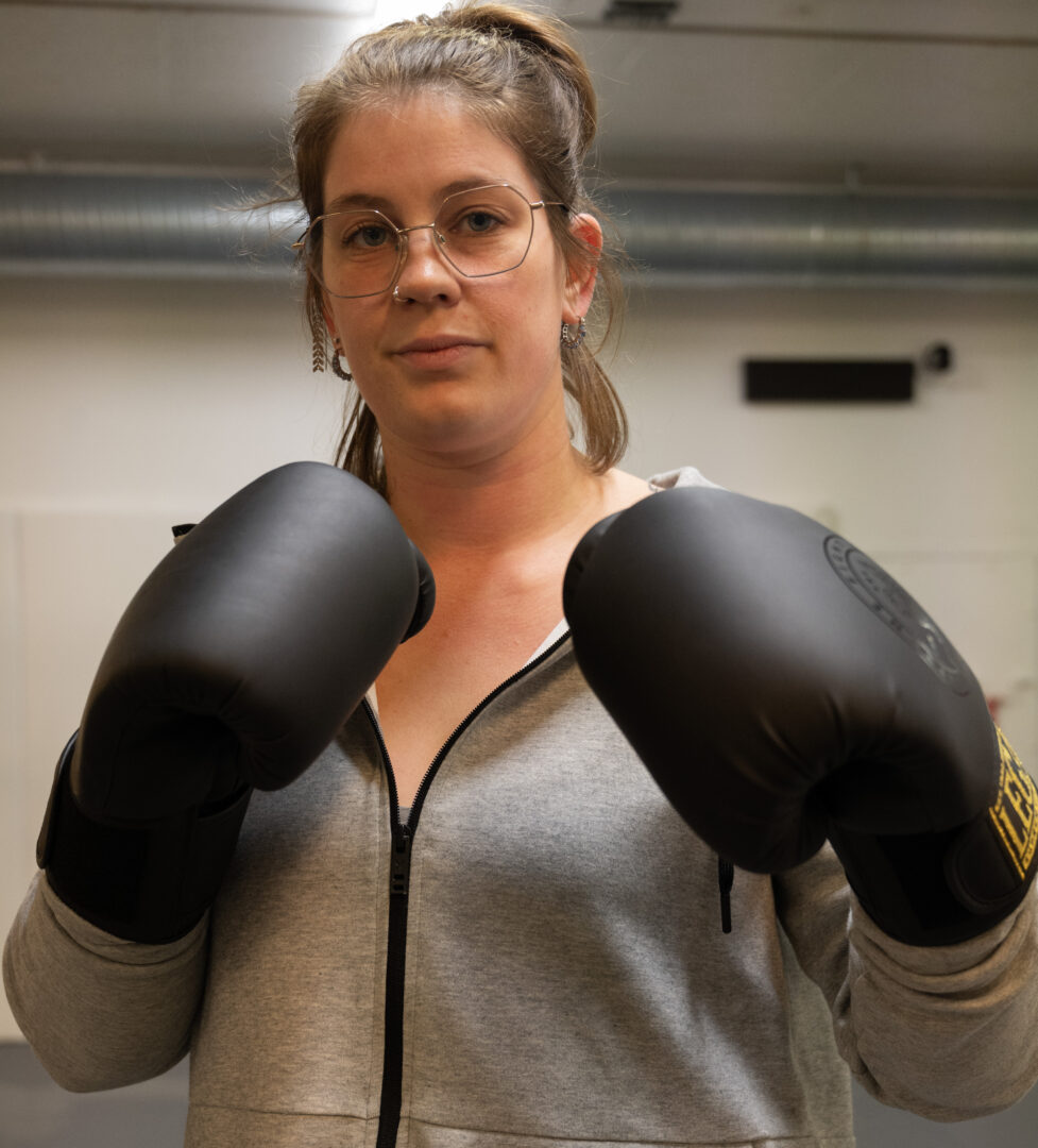 Johanna inne på träningsmattan i ett par boxningshandskar