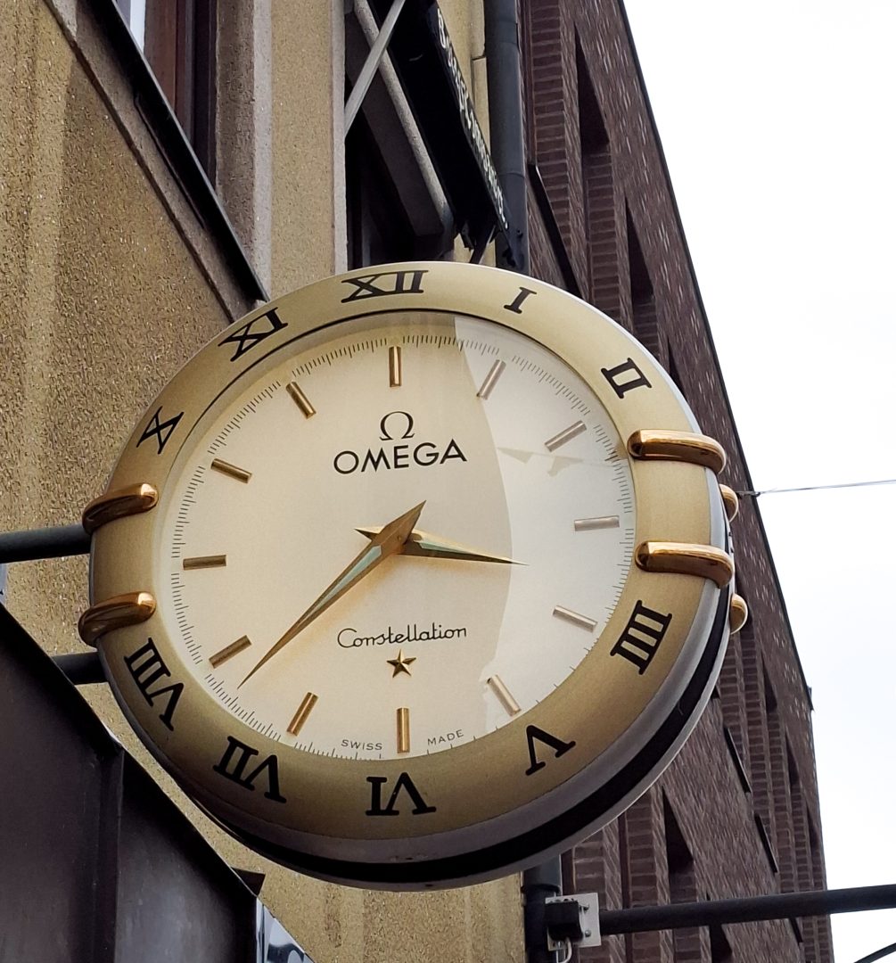 En bild på en klocka utomhus