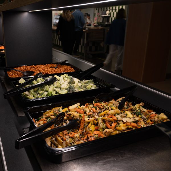 Buffé med varmrätter inkluderar även grönsaker, gratinerad broccoli och rotfrukter i lunchrestaurangen.