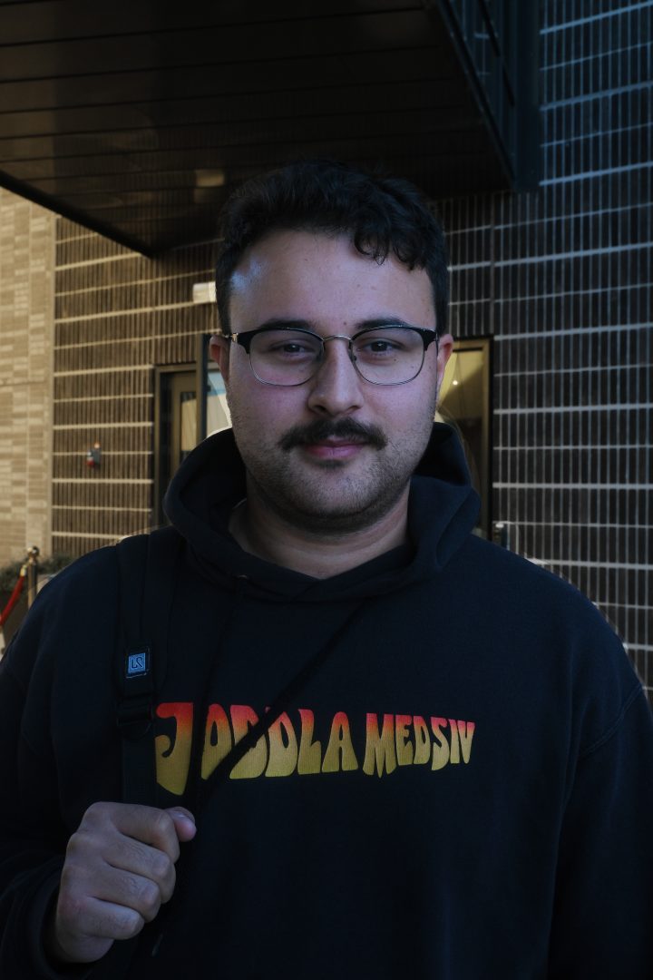 Dino Gustafsson som tittar in i kameran