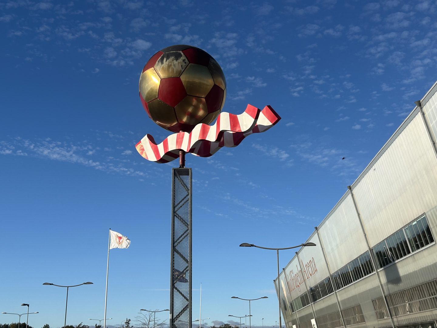 Fotbollsstaty utanför Guldfågeln Arena