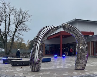 Konstverket utanför ingången.