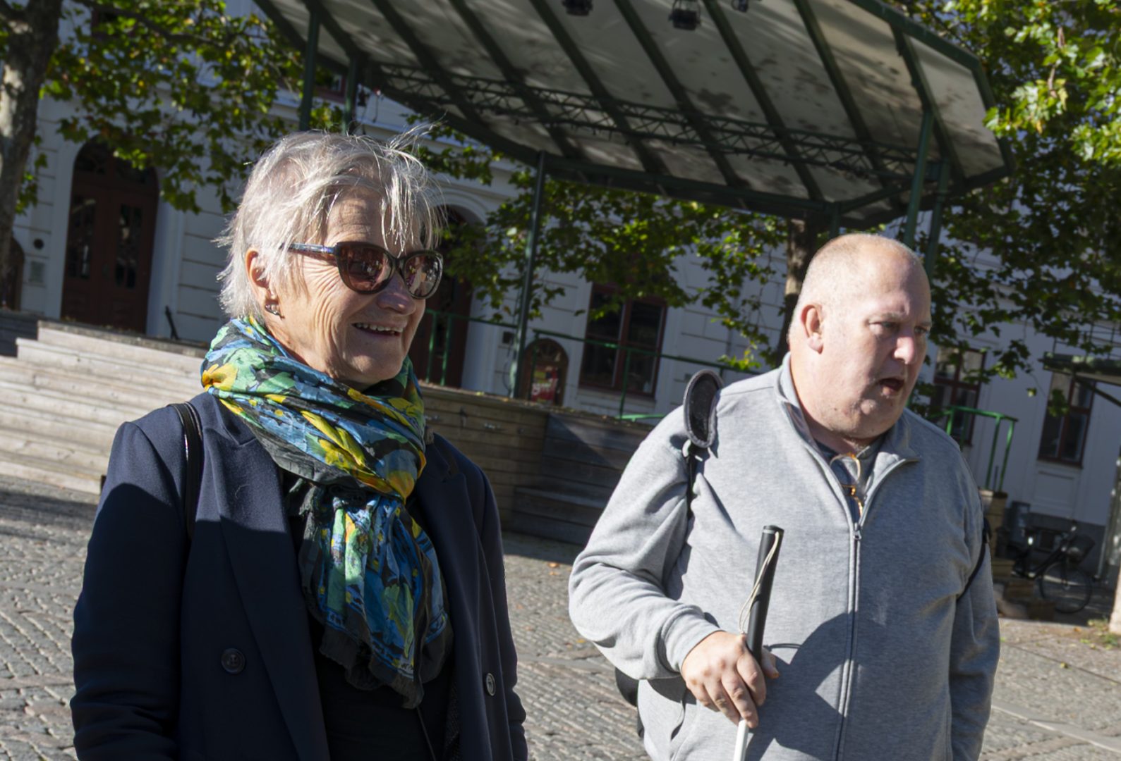 En bild på Eva Nilsson och Magnus Antonsson som står på Larmtorget.
