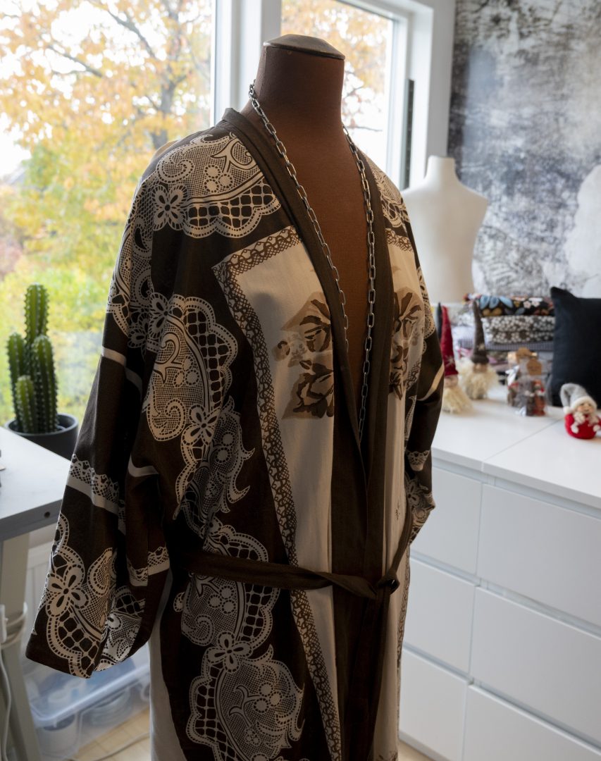 Skyltdocka iklädd i en kimono gjord av ett påslakan.