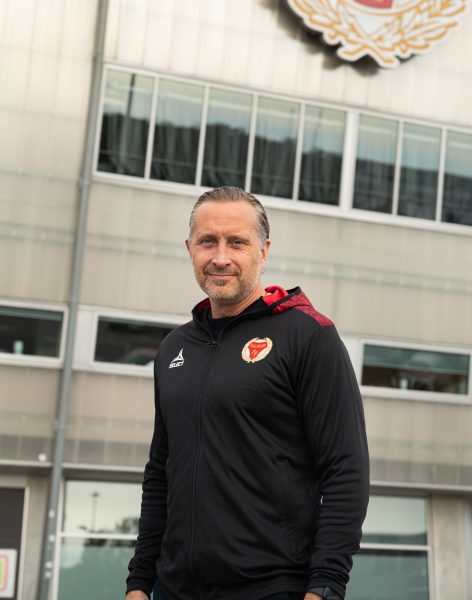 Mats Winblad står framför guldfågeln arena i en Kalmar ff tröja
