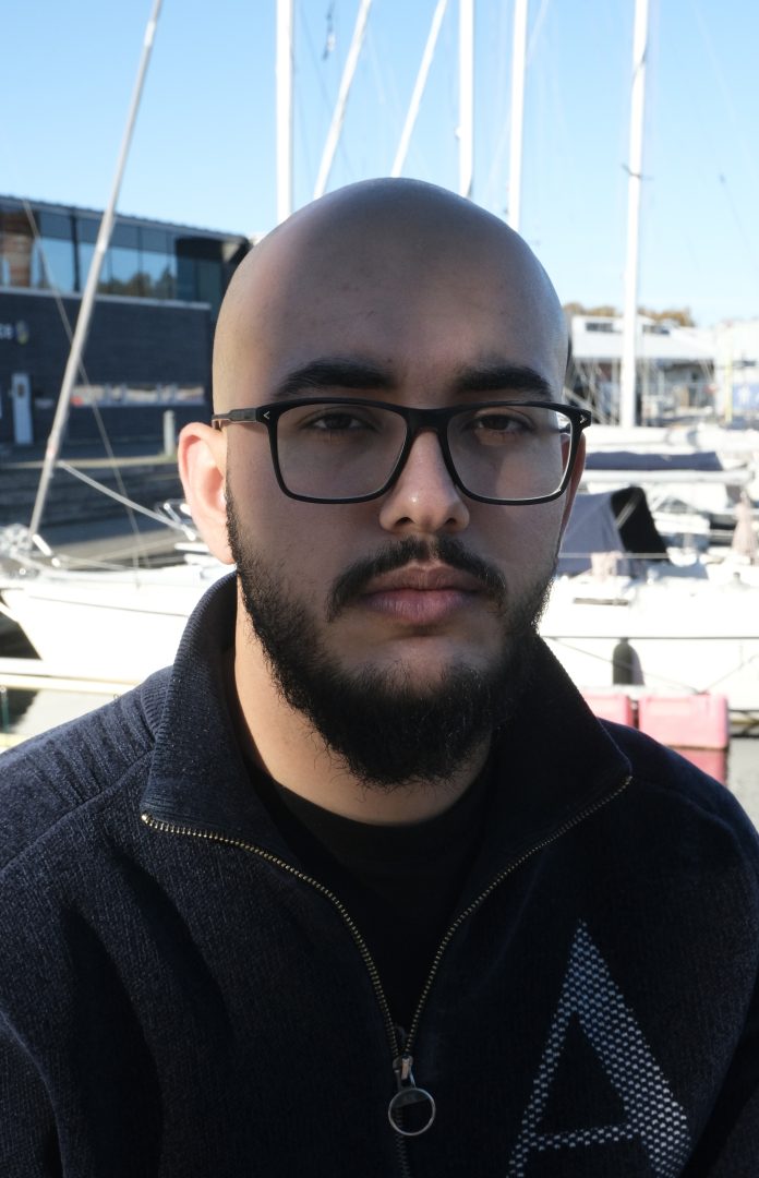 en mohamed som tittar in i kameran