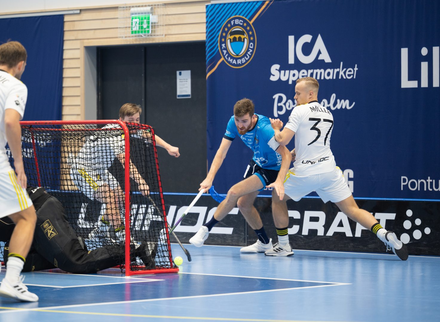 Simon Möller och Kevin Haglund slåss om bollen bakom AIK:s mål. 