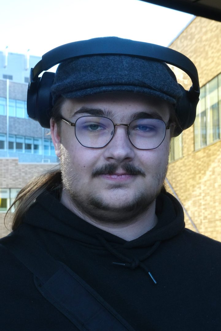 Rasmus Broman som tittar in i kameran