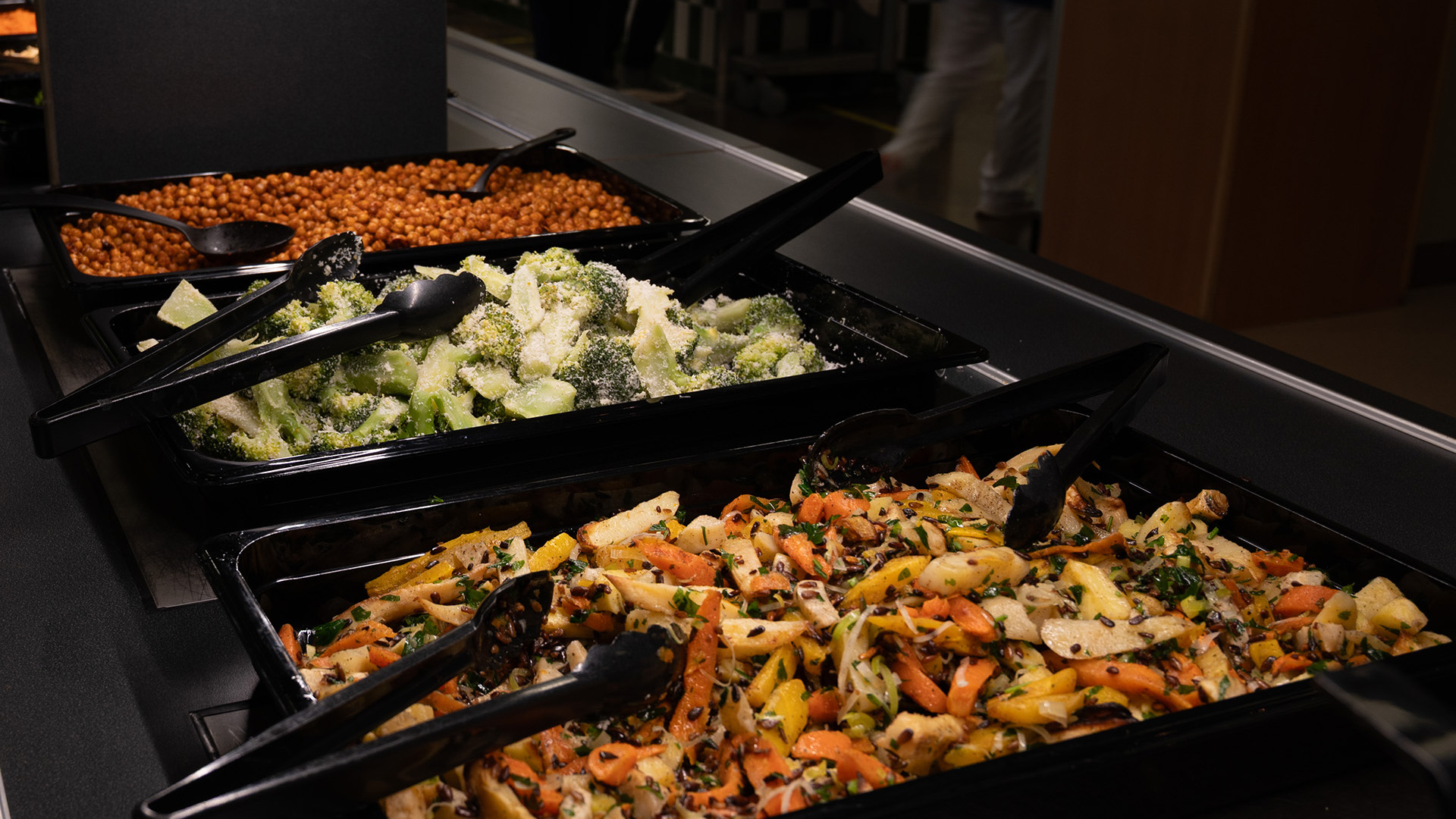 Buffé med varmrätter inkluderar även grönsaker, gratinerad broccoli och rotfrukter i lunchrestaurangen.