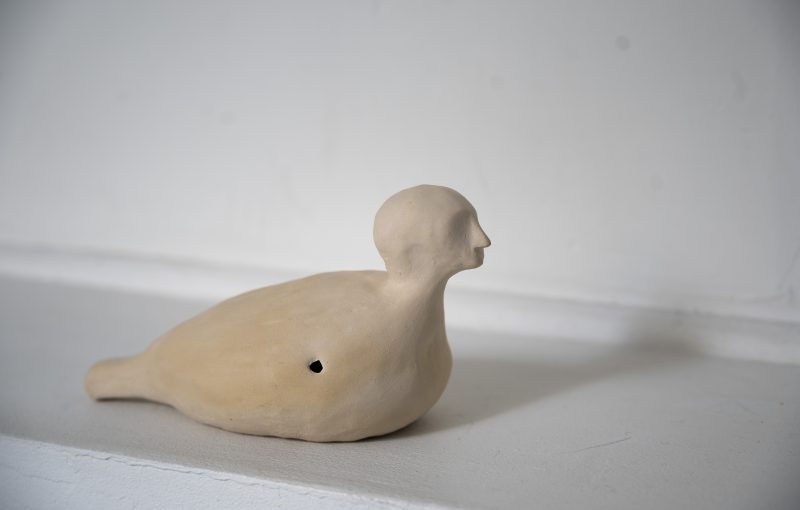 En lergök formad som en antik siren