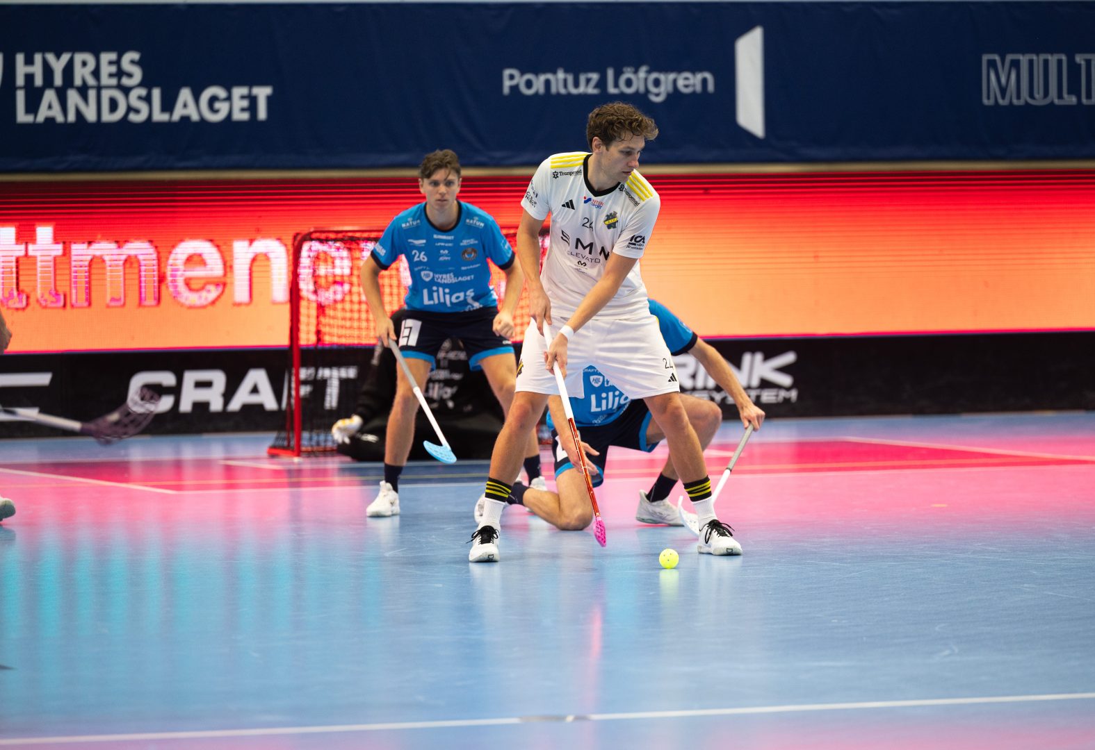 Andreas Stefansson med rygen vänd mot kalmarsund mål. Han har bollen.  