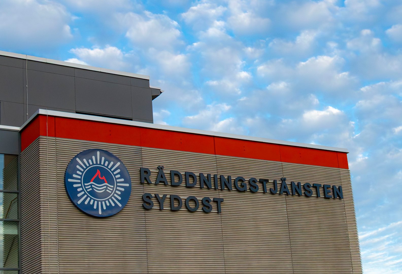 En bild tagen utanför Räddningstjänstens sydost på deras kontor i Kalmar. Loggan syns på husväggen.
