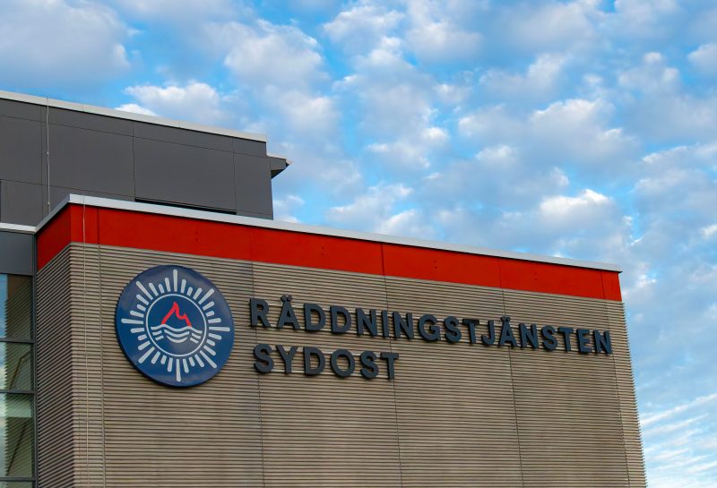 En bild tagen utanför Räddningstjänstens sydost på deras kontor i Kalmar. Loggan syns på husväggen.
