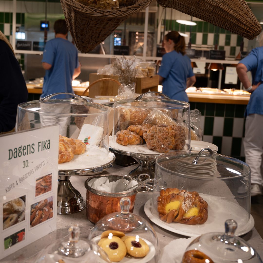Brett utbud av bullar, wienerbrödsbullar och kakor i restaurangen på sjukhuset.