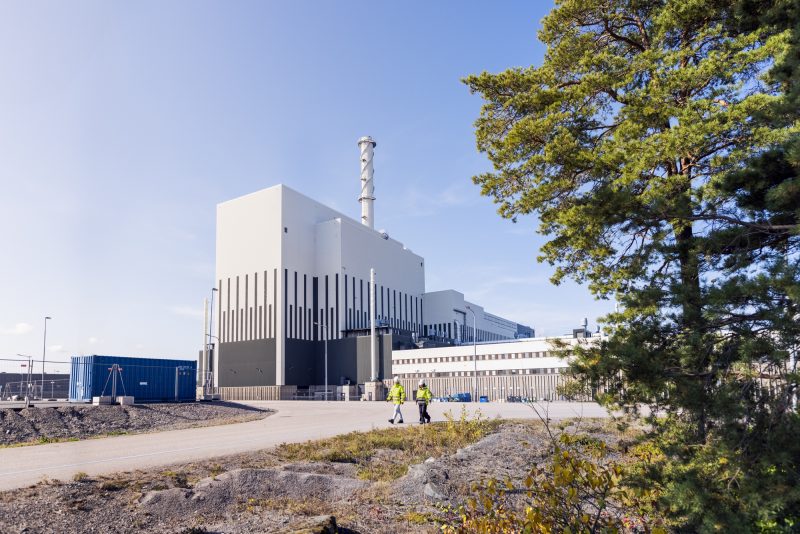 bild på kärnkraftverk i vitt.