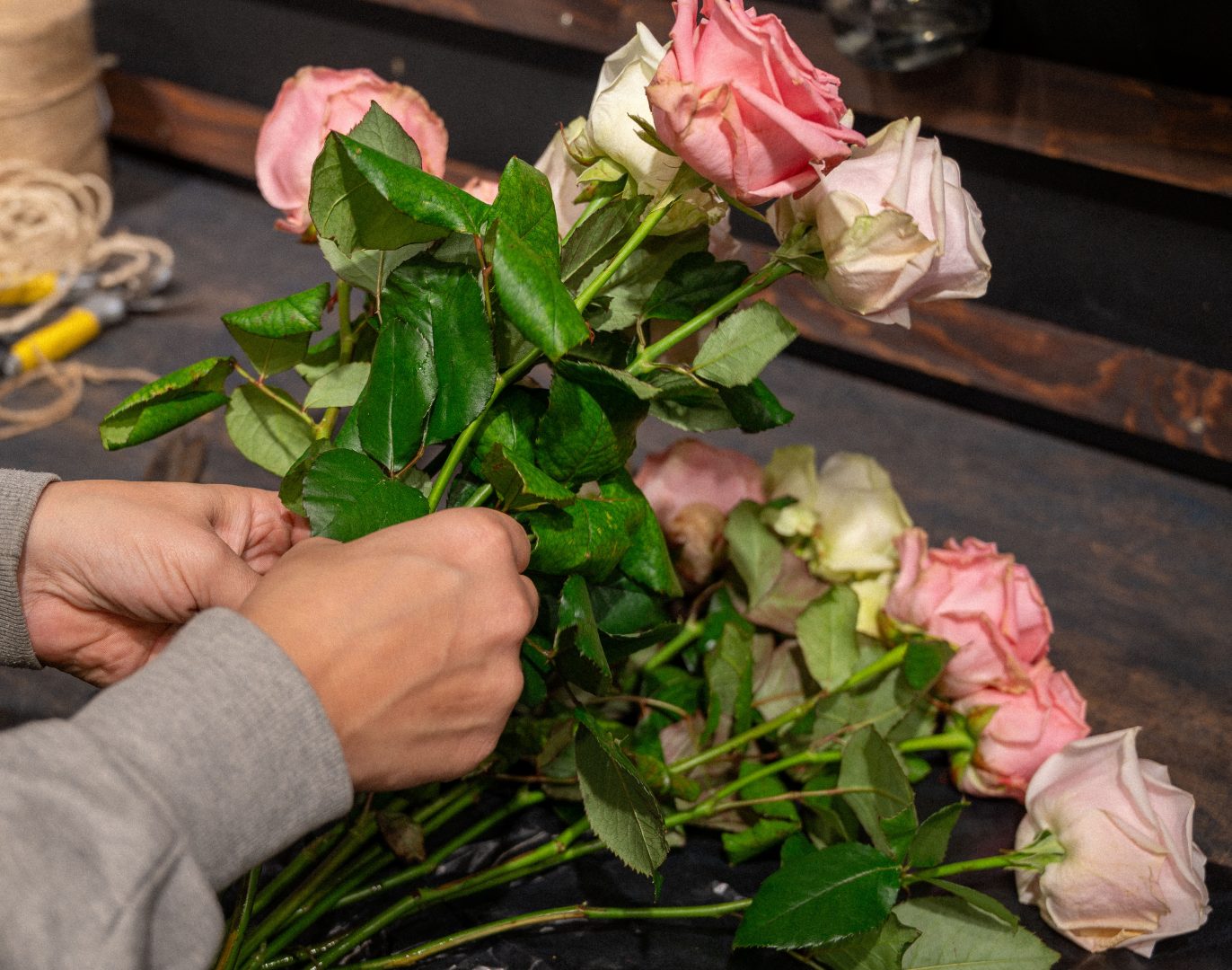 Johanna Eriksson knyter ihop en bukett med blommar i sin blomsterbutik. 