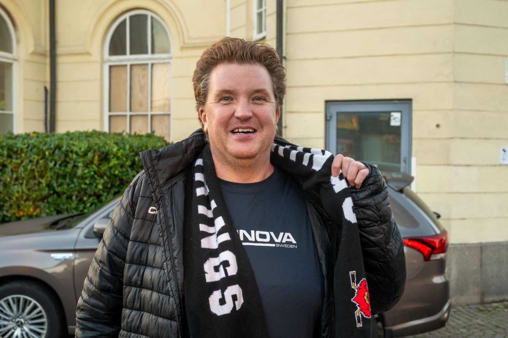 Nybro Vikings supportern Andreas "Gepan" Gustavsson står och håller upp sin Nybro Vikingshalsduk.