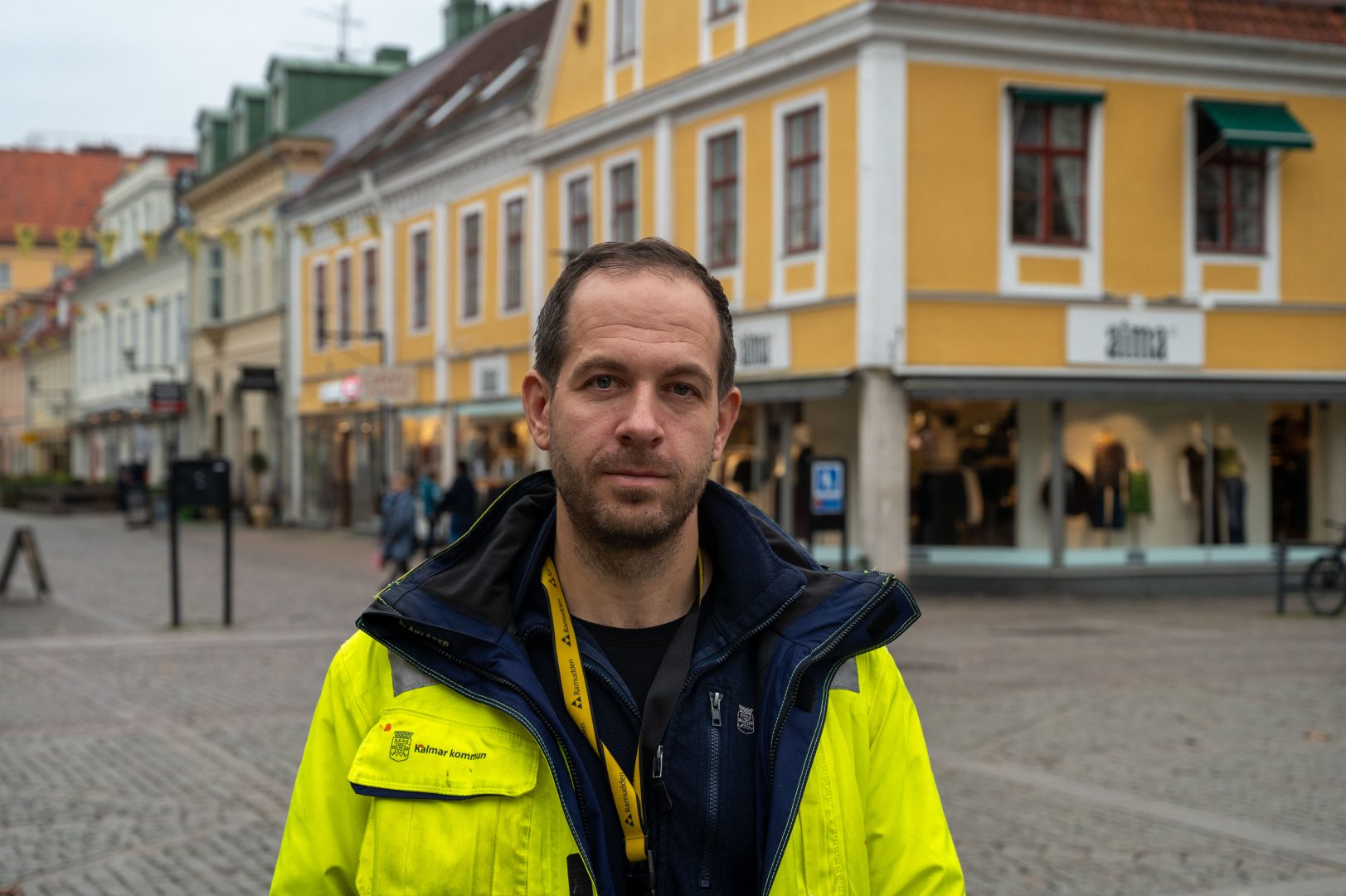Kommunarbetaren Jacob Runesson står med varseljacka på Larmtorget där Julgranen brukar stå.