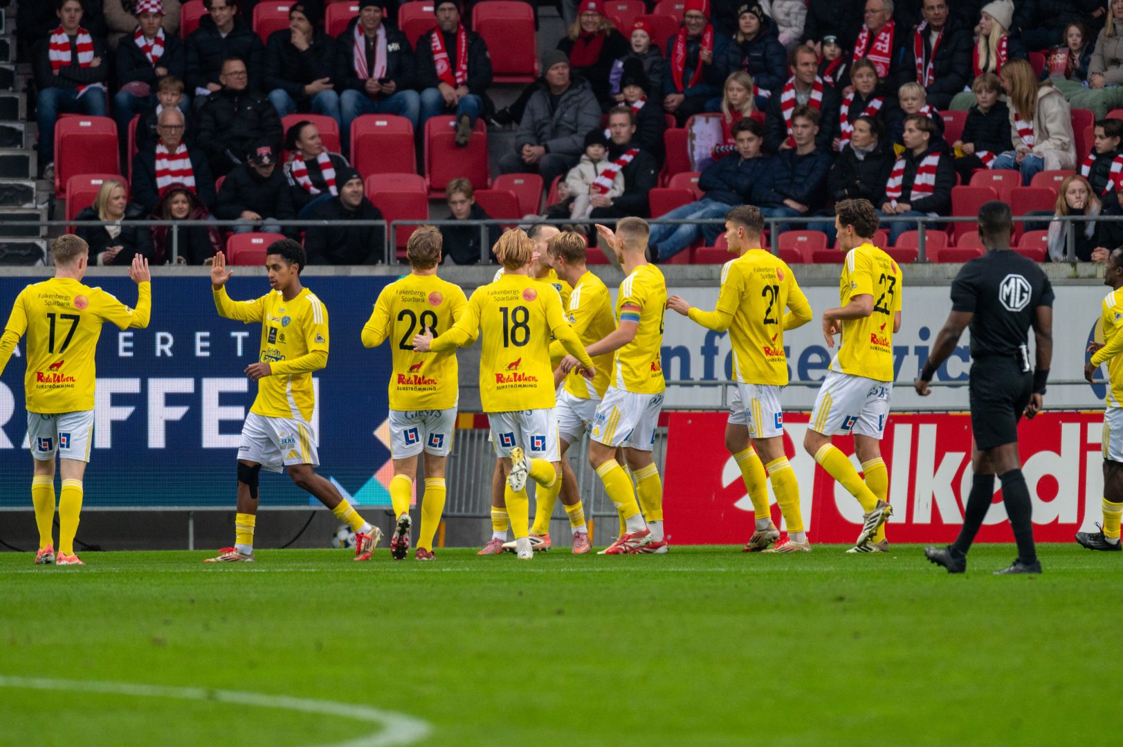 Spelarna i Falkenbergs FF firar tillsammans efter ett viktigt mål.