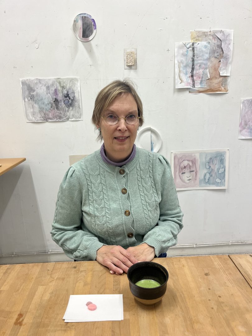 Kvinna som sitter vid ett bord med matchate framför dig