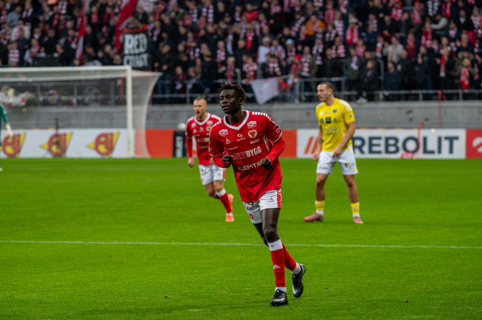 Gibril Sosseh pressar Falkenberg spelare