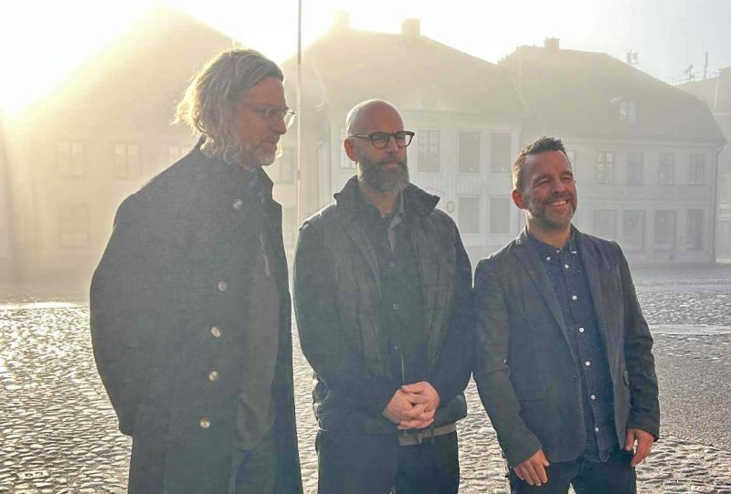 Tre män står på stortorget i Kalmar