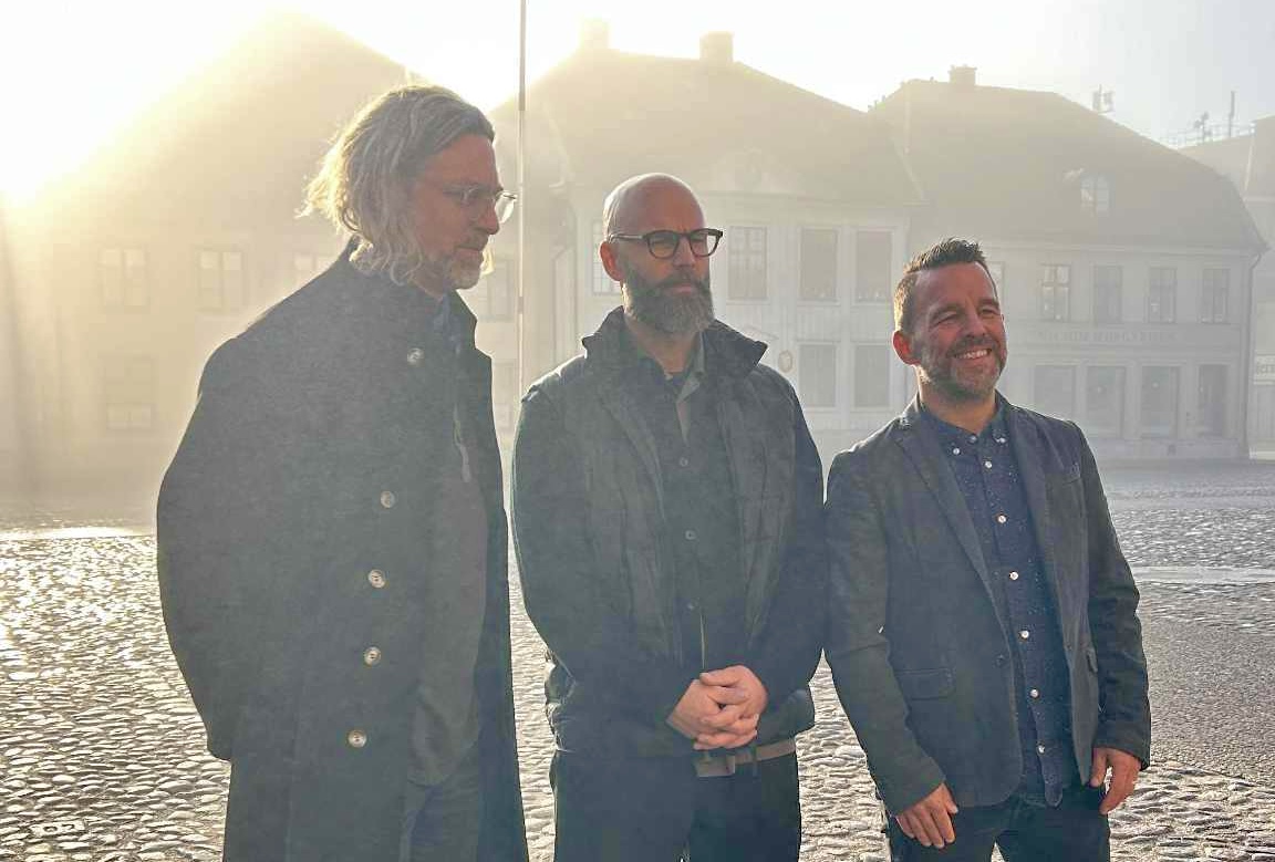 tre män står brevid varandra på stortorget i Kalmar