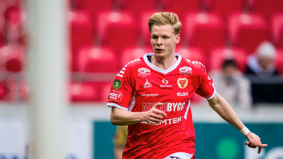 Malcom Stolt, anfallare i Kalmar FF. Pressbild från spelplanen. 